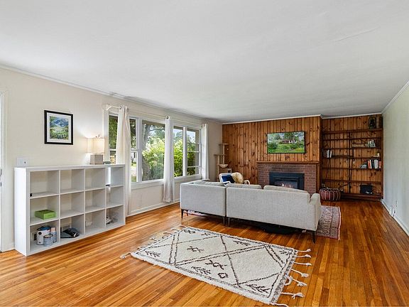 3rd image of 12 Iroquois Avenue