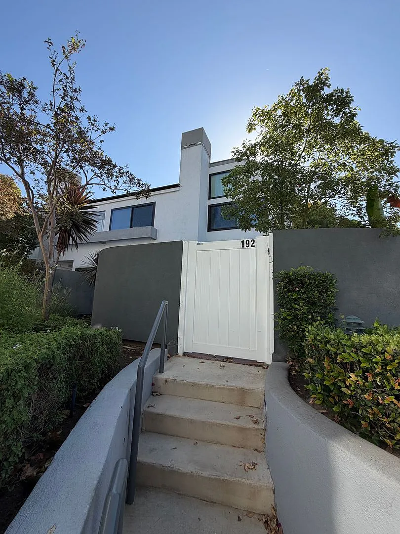 2 bed, 2.5 bath Le Parc townhome — Photo 2