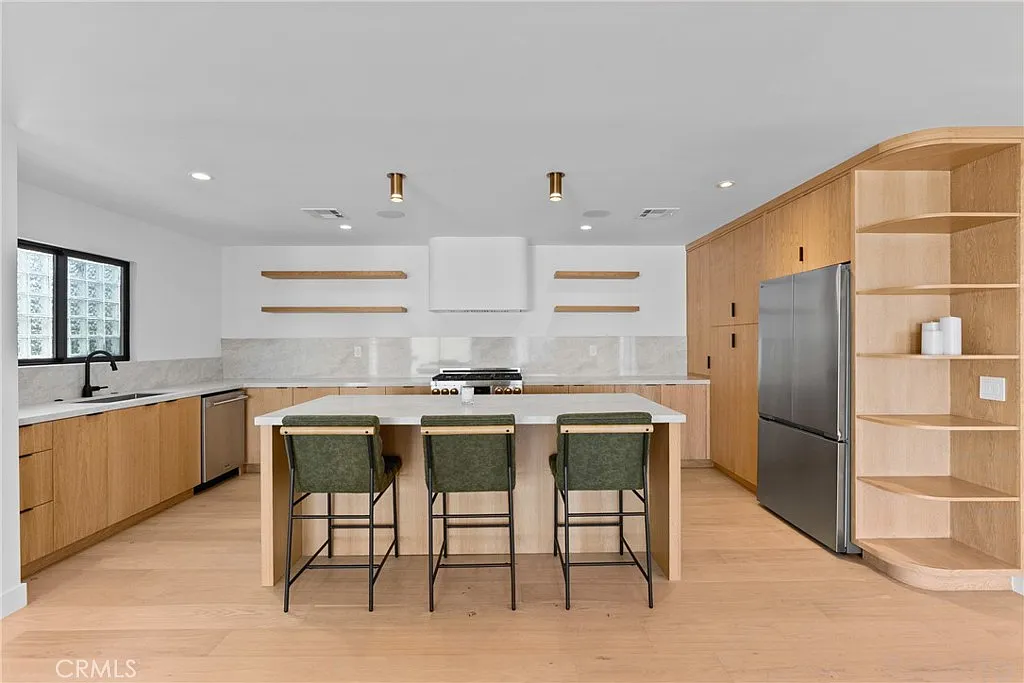 3 bed, 2.5 bath, 2493 sqft, $7,800 — Photo 1