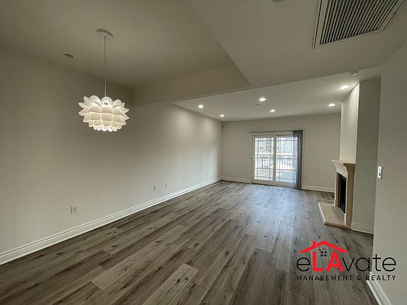 5th image of 147 S Doheny Dr #97392ae8f