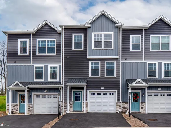 172 Highpoint Park Dr, Pleasant Gap, PA 16823