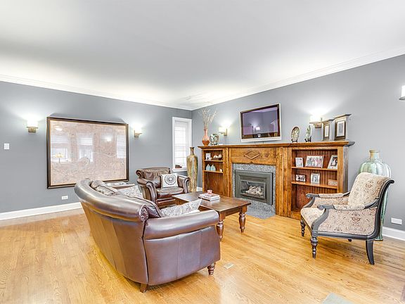 3rd image of 6437 N Bosworth Ave APT 1