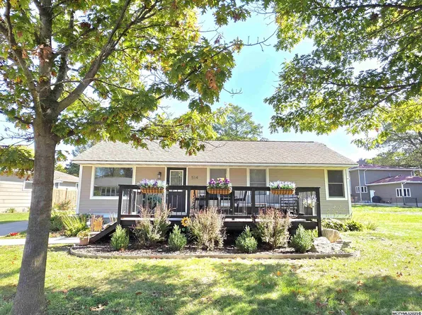 514 17th St W, Clear Lake, IA 50428