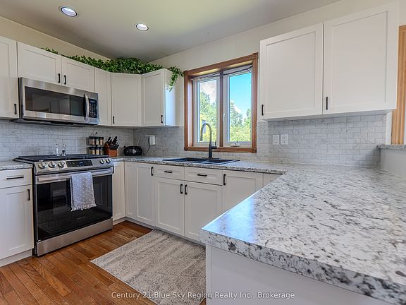5th image of 1033 Centennial Cres
