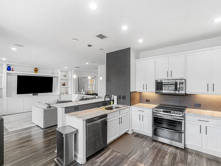8300 Calabria Lakes Dr — Photo 20