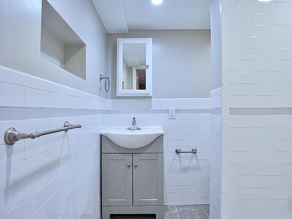 5th image of 543 W Caswell Ave #1