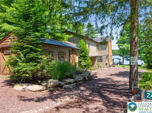 240 S Lake Dr, Lake Harmony, PA 18624