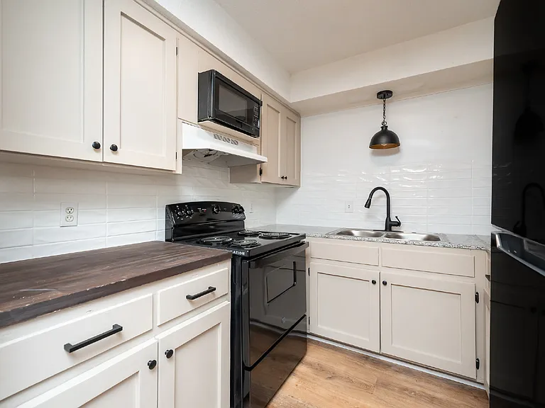 705 Ravenel St #C — Photo 9