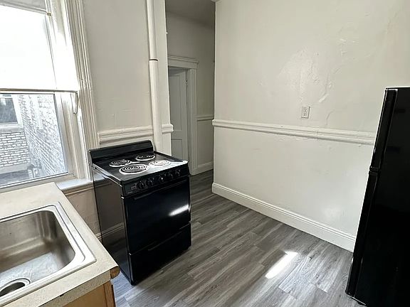 2nd image of 15 Egremont Rd APT 2