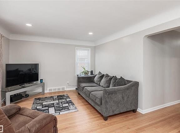 4th image of 20421 Woodmont St