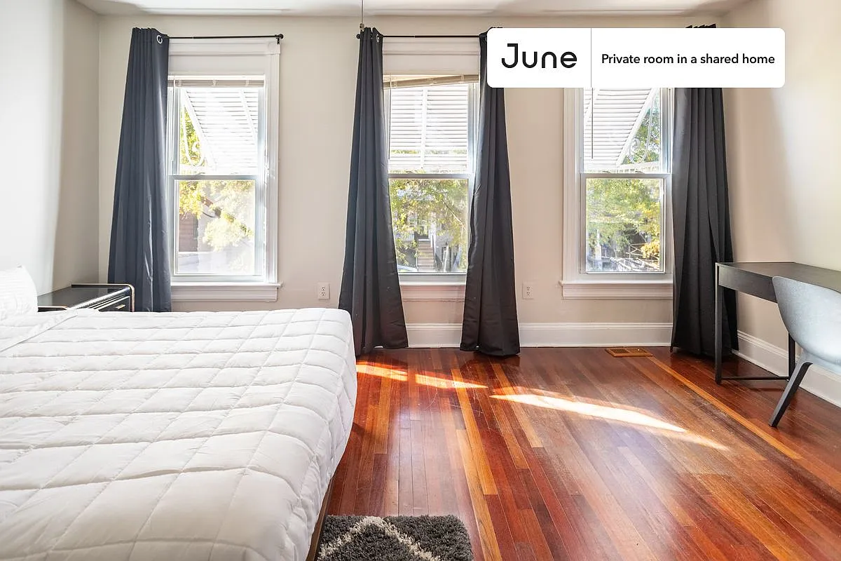 Queen bedroom in 3 bed/2.5 bath home in Trinidad #1567 C — Photo 2