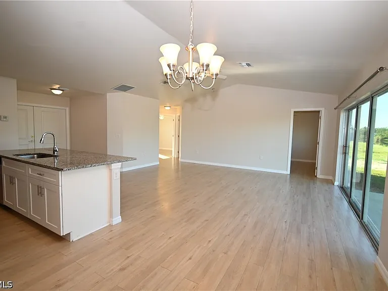 1914 NE 13th Pl — Photo 6