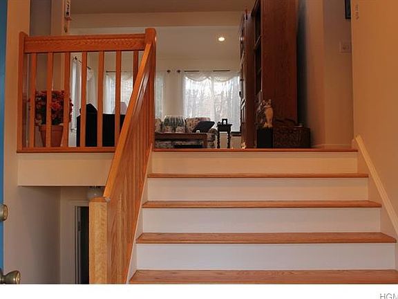 3rd image of 2 Carol Ct