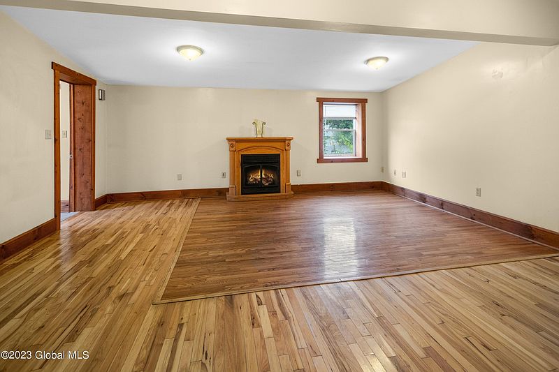 5th image of 386 W Maple Street