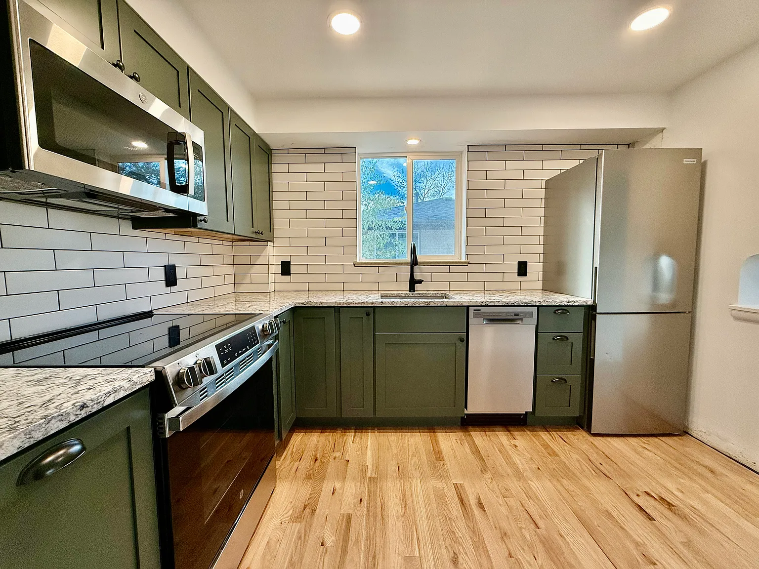 2 bed, 806 sqft, $2,400 — Photo 4