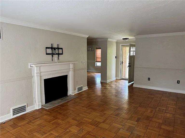 633 Crystal Dr — Photo 4