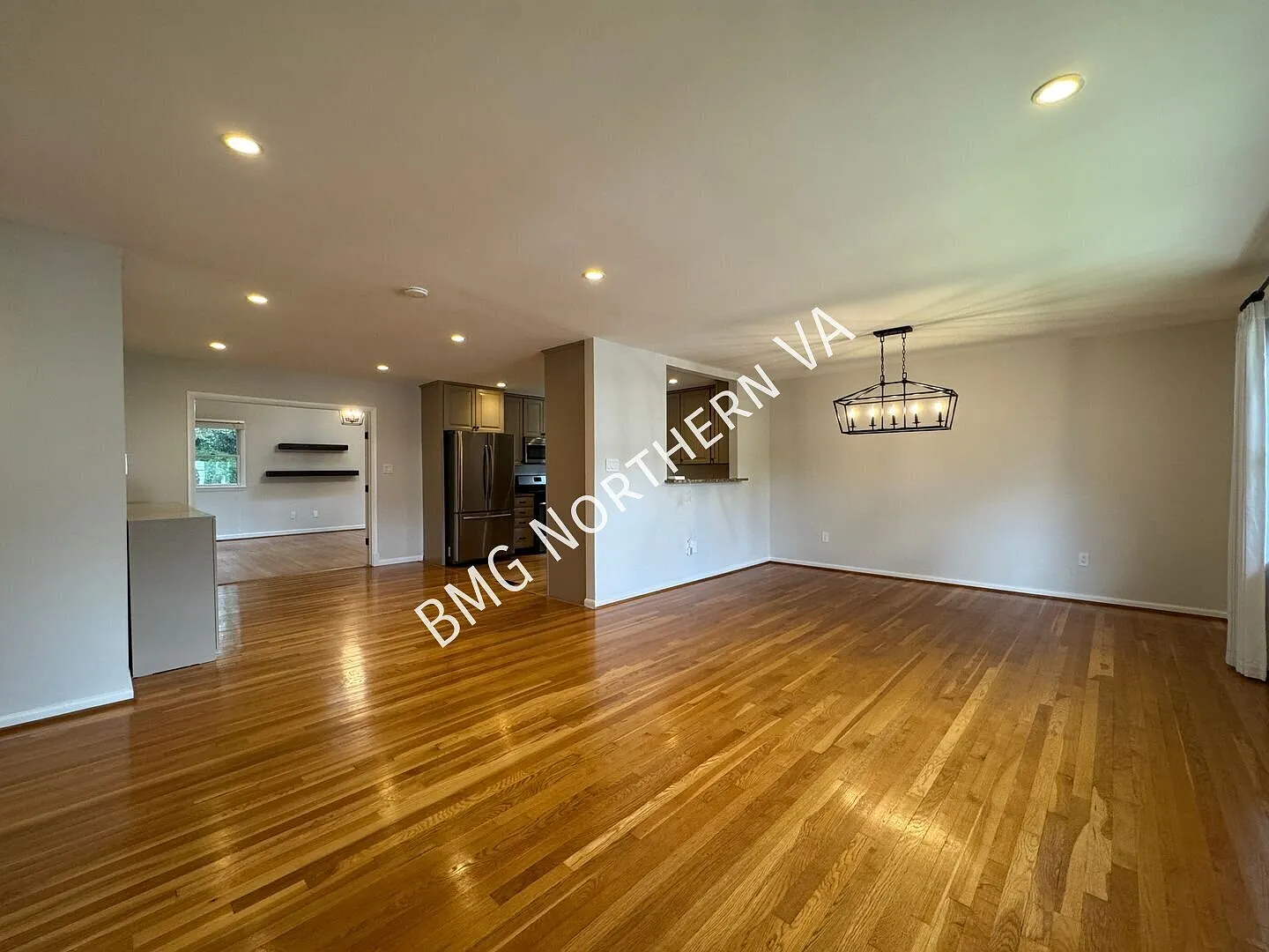 Beautiful 4 BR/3BA Home with Spacious Living Areas & Screened Porch in Fairfax CO — Photo 3
