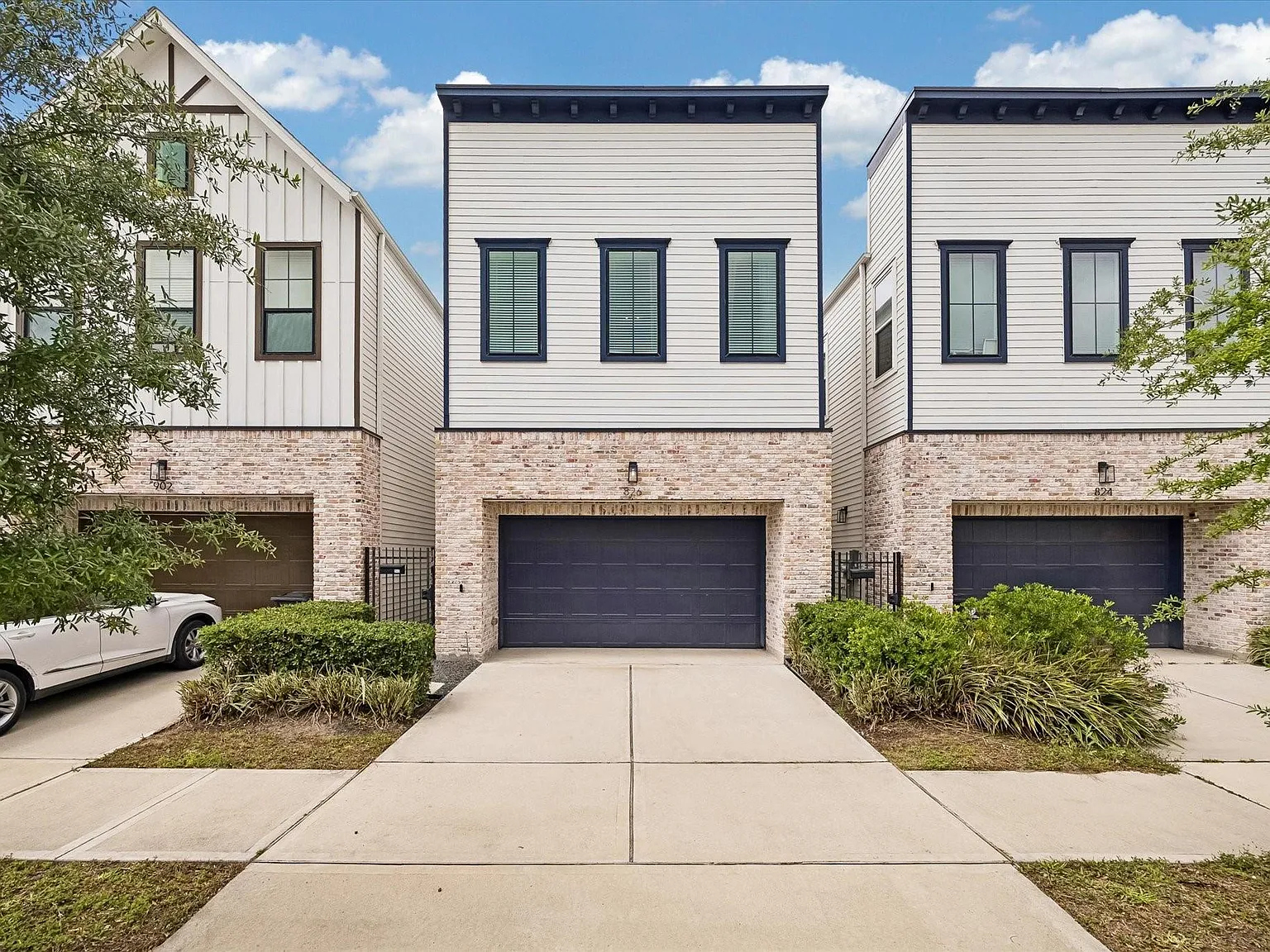 3 bed, 2.5 bath, 2502 sqft, $4,500 — Photo 1