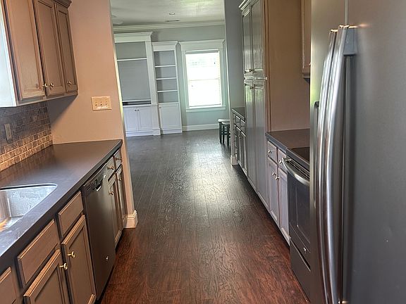 Kitchen. Appliances included.