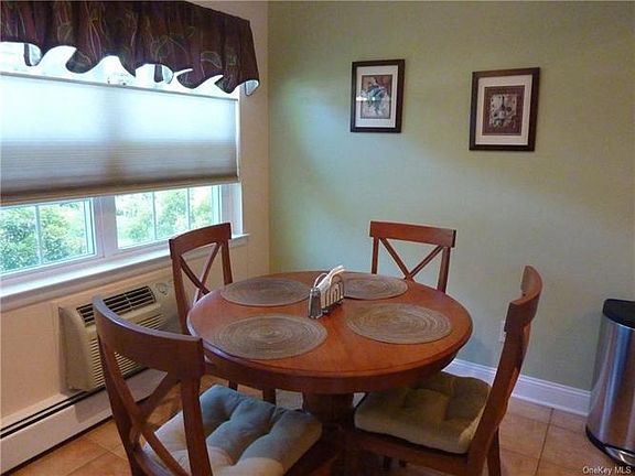5th image of 195 Doxbury Ln