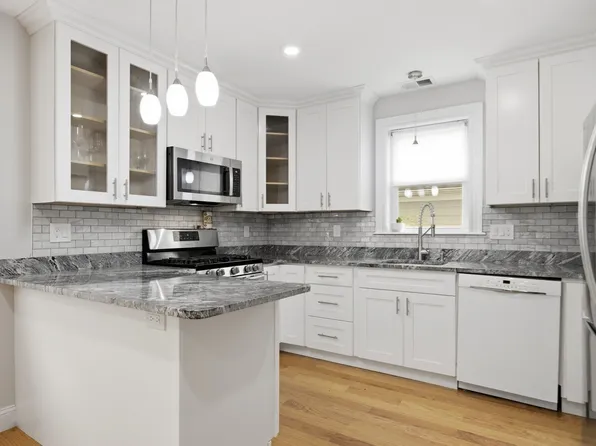 28 Beecher Pl #B, Newton, MA 02459