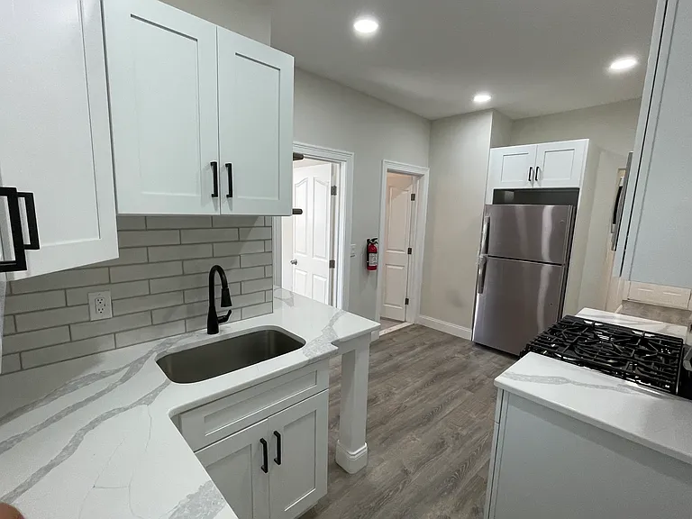 17 Conover Ave #2R — Photo 3