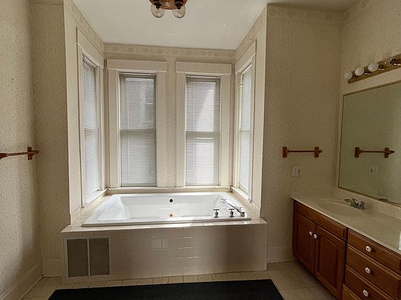 4th image of 3827 Drake Ave #1