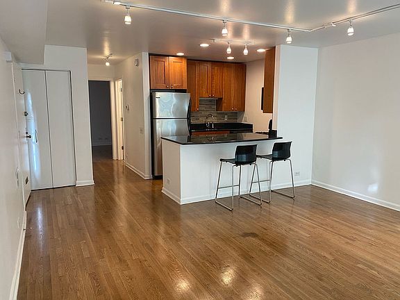2nd image of 2040 N Larrabee St #A1