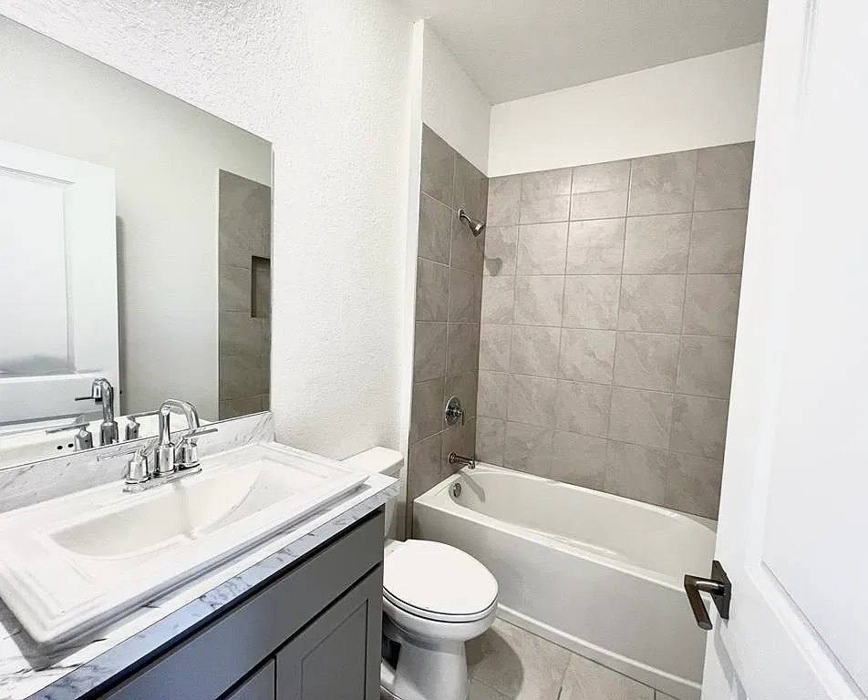 3 bed, 3.5 bath, 1470 sqft, $2,700 — Photo 4