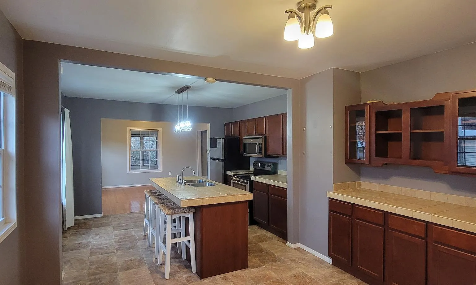 413 N Clinton St — Photo 2