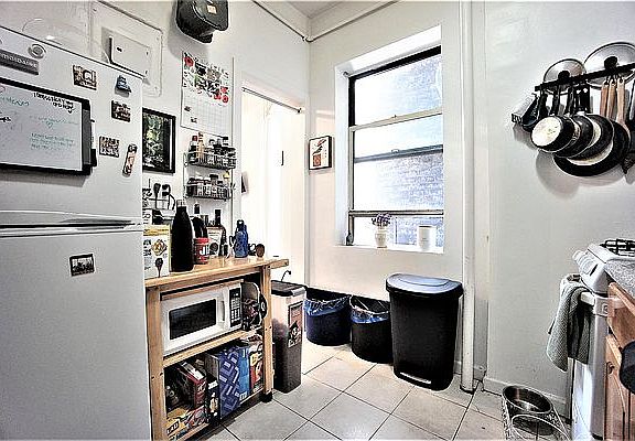 3rd image of 330 W 43rd St APT 10