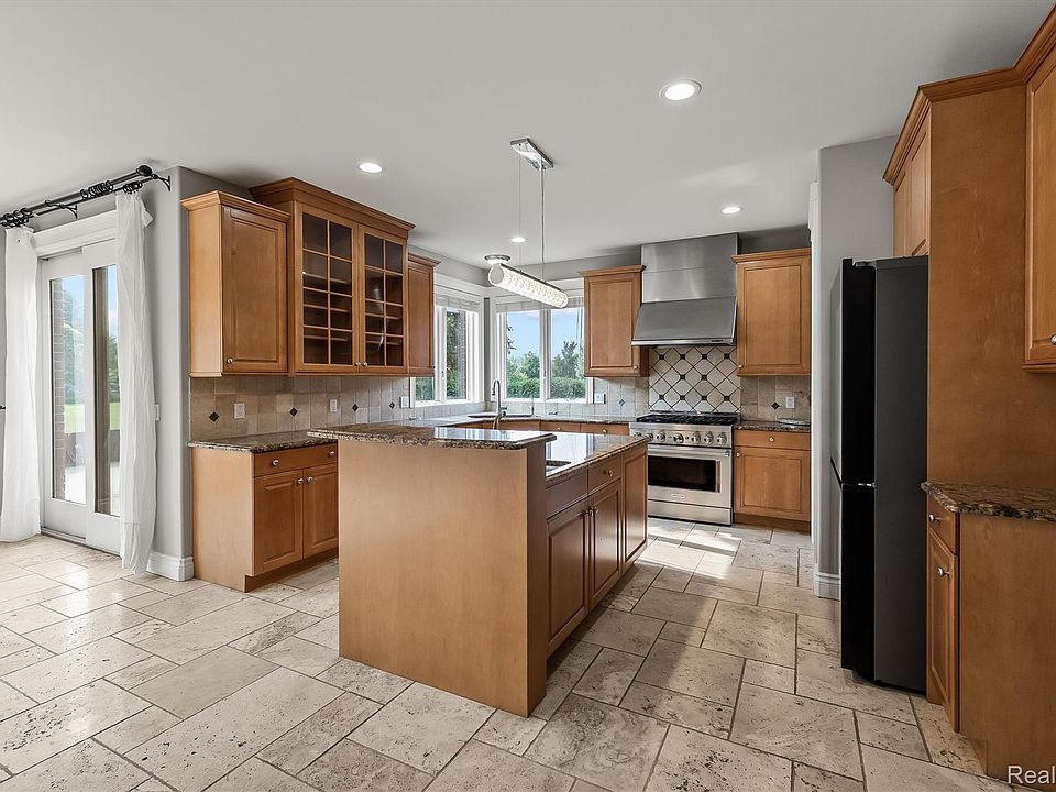 51045 Sunday Dr, photo 14