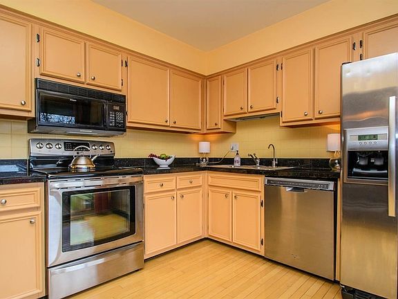 5th image of 811 Greenhills Dr