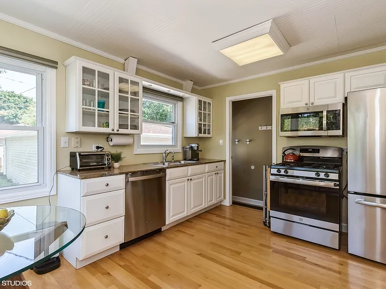 414 Drake St — Photo 3