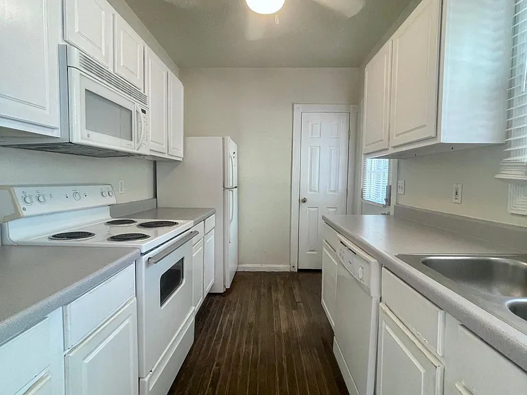 2202 Leon St — Photo 7