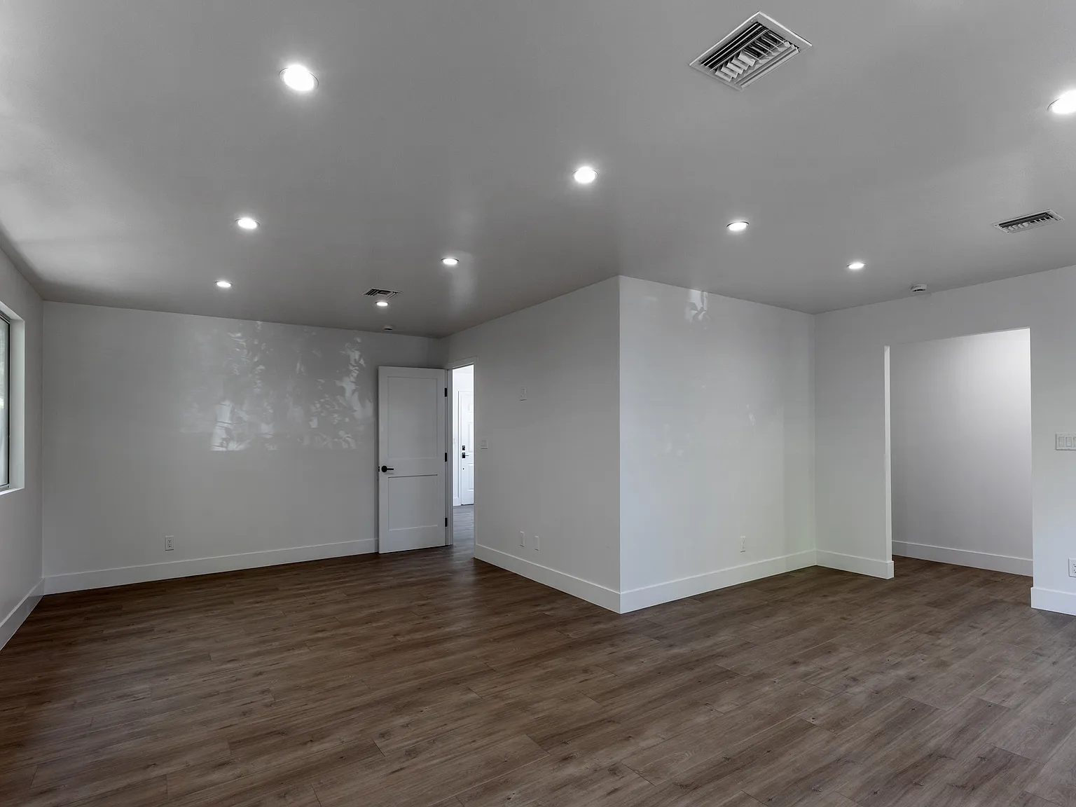 4 bed, 2120 sqft, $4,950 — Photo 4