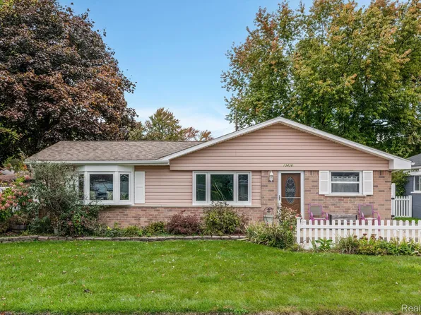 13438 Ivy St, Gibraltar, MI 48173