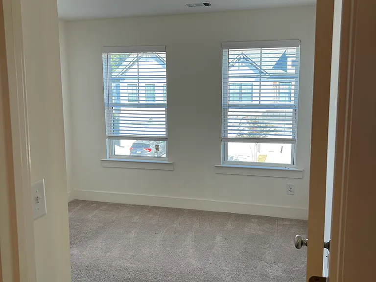 2nd bedroom, with ample light and a view on to the street