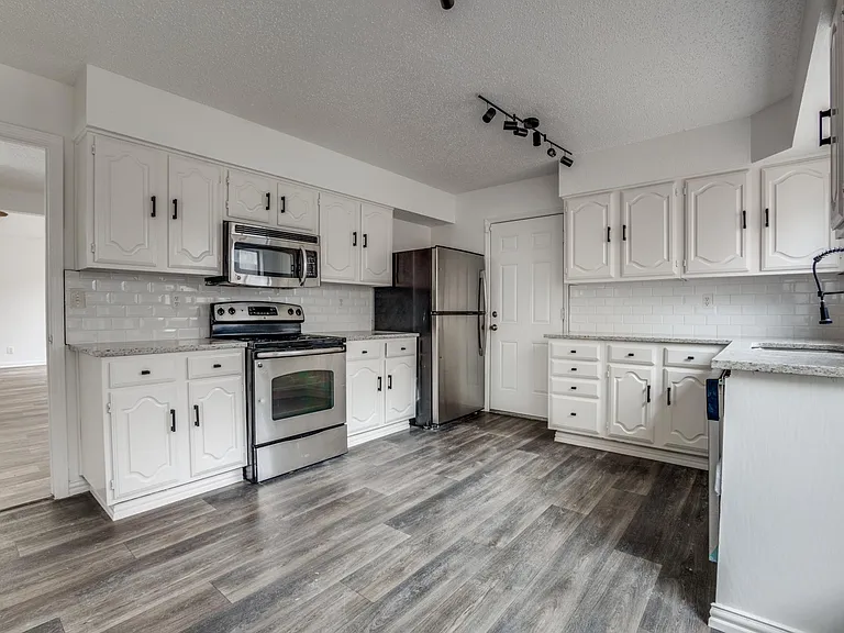 434 Wellington Dr — Photo 3