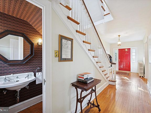 3rd image of 353 Woodley Rd