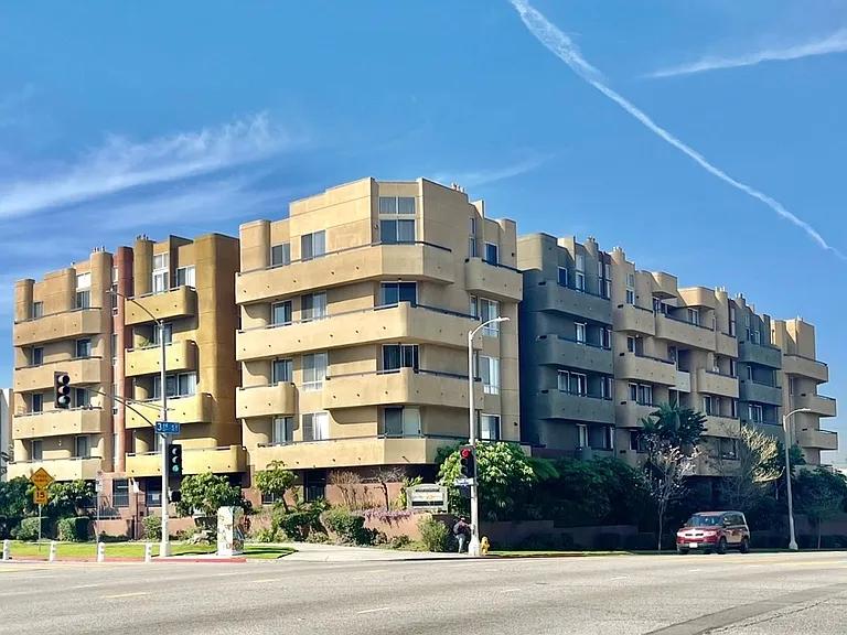 Perfectly situated 2 bedroom and 2 bathroom ! — Photo 1