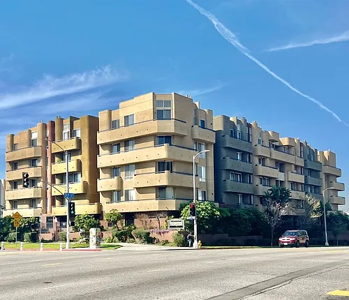 Perfectly situated 2 bedroom and 2 bathroom ! Photo 1