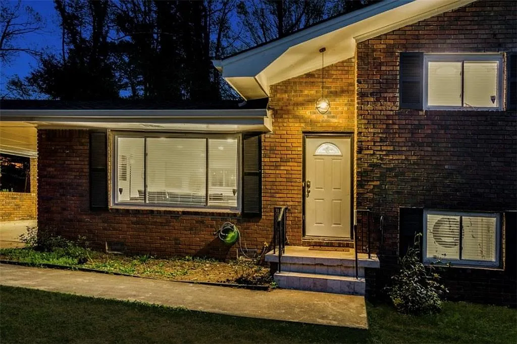 4 bed, 2.0 bath, 2008 sqft, $2,995 — Photo 3