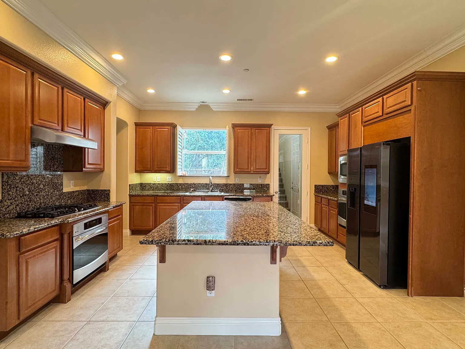 5 bed, 4200 sqft, $7,900 — Photo 2