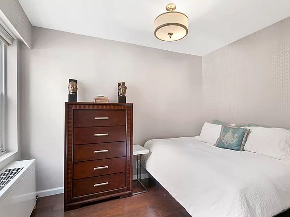 5th image of 150 E 61st St APT 2F