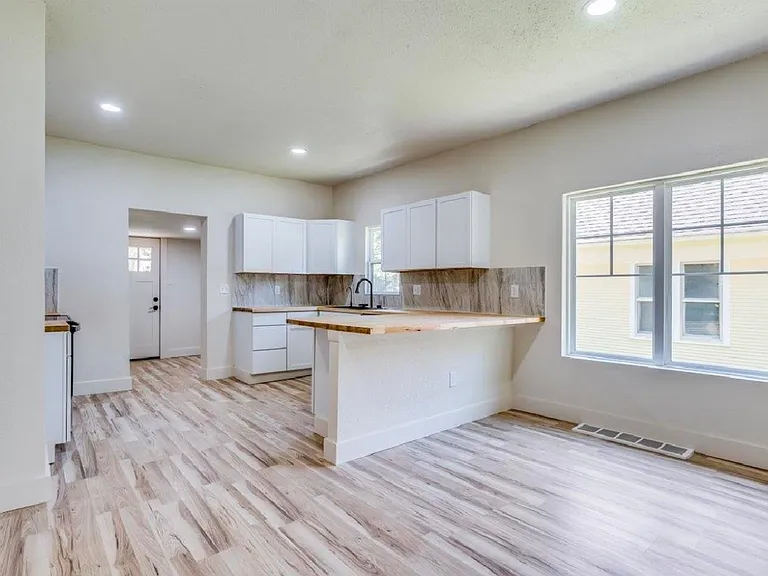 230 N Spruce St — Photo 4