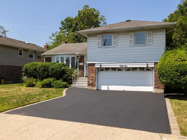 52 Blanche Street, Plainview, NY 11803