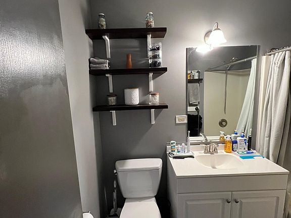 5th image of 732 Village Cir