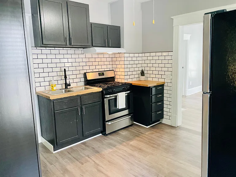 Kitchen (1/3)