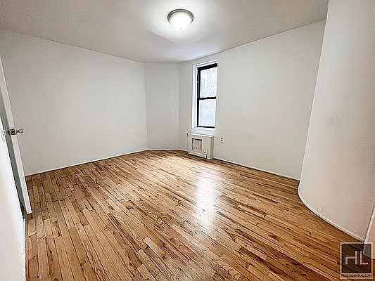 4th image of 251 W 72nd St #W3